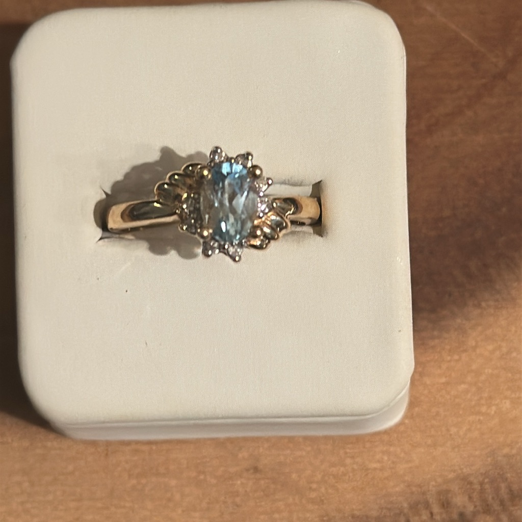 Blue Topaz 14 Karat Gold In Immaculate Condition Size 7 1/2